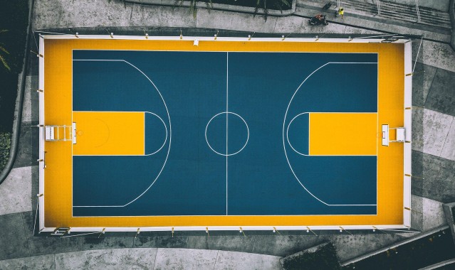 VAR判罚引发巨大争议 关键进球被吹球迷愤怒抗议