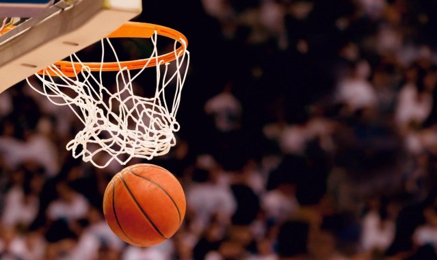 百米飞人巅峰对决 新星闪耀打破纪录