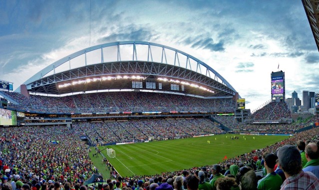 百米飞人巅峰对决 新星闪耀打破十年纪录