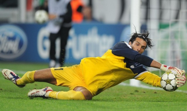 西甲联赛激战正酣，皇马巴萨上演巅峰对决