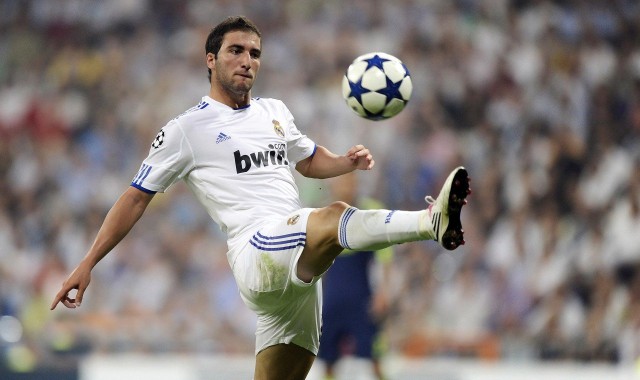 地上足球，力克伯恩利，红魔又行了？胜利背后，曼联更衣室已彻底崩盘